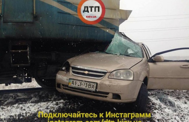 Под Киевом поезд снес автомобиль на переезде