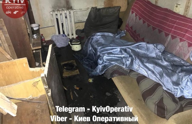 Киевлянин развел костер в квартире и лег спать