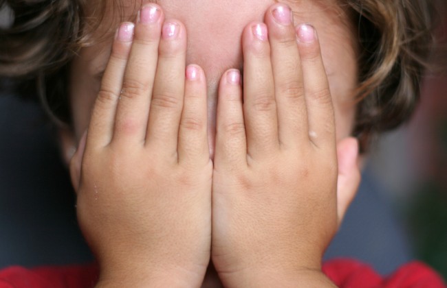 Горе-мать с сожителем жестоко била детей