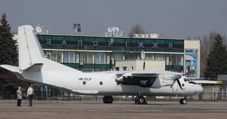 Международный аэропорт «Запорожье»: россиянин пытался зарезать себя ножом