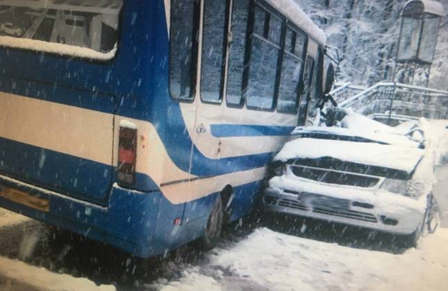 Осталась гора металлолома: маршрутка с пассажирами попала в жуткое ДТП