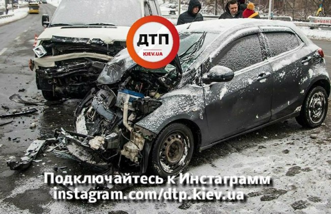 Жесткое ДТП в Киеве: вследствие лобового столкновения пострадали дети