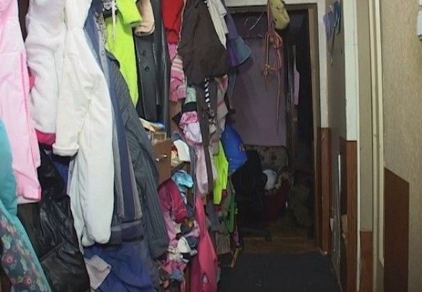 Антисанитария и холод: полицейские спасли пятерых детей от горе-матери и бабушки