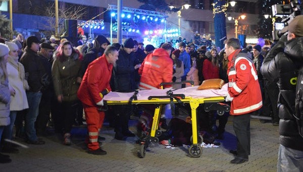 На открытии елки петарда попала студентке в лицо