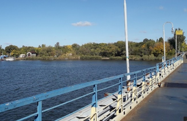 В Николаеве ветром оторвало пешеходный мост (видео)