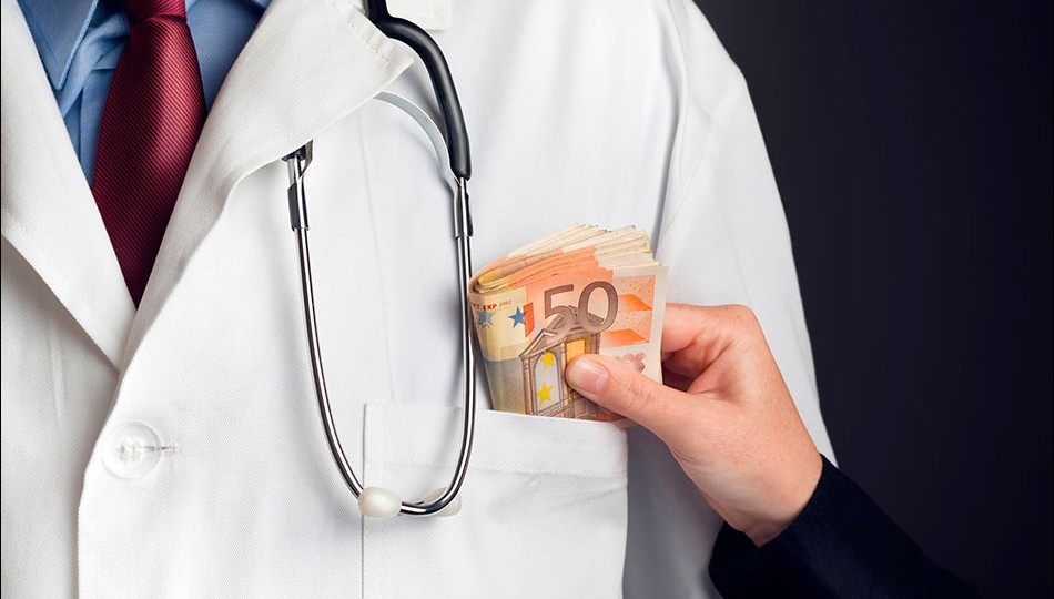 Роды за деньги: врач нагло вымогала пять тысяч гривен за кесарево сечение