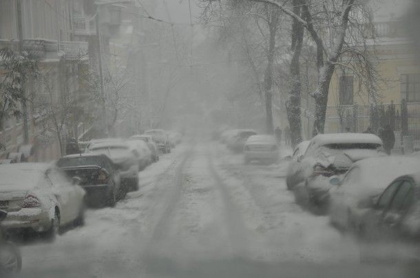Водителей в Киеве призвали убрать с обочин свои автомобили