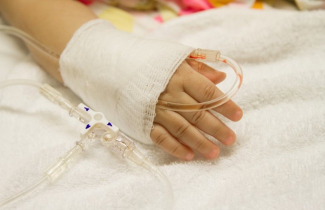 Морила сына голодом: обезвоженного и истощенного ребенка забрали у горе-матери