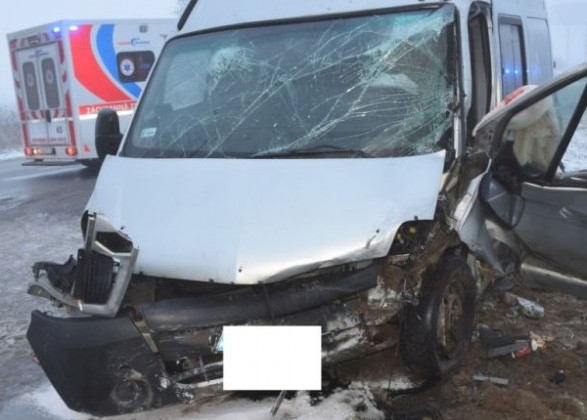 Лобовое столкновение: в Словакии микроавтобус с украинцами снес легковушку (фото)