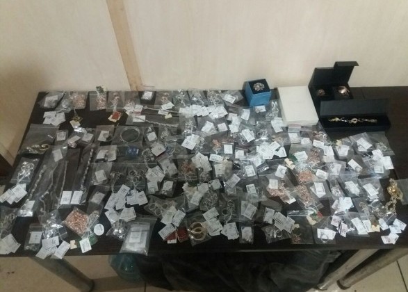 На оккупированный Донбасс пытались ввезти крупную партию драгоценностей (фото)