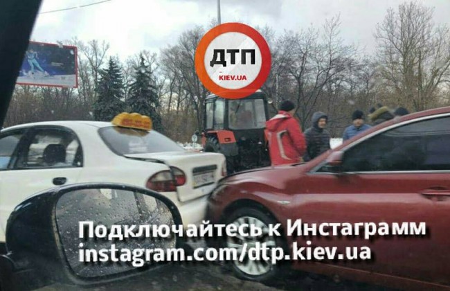 В Киеве произошло ДТП с участием четырех автомобилей