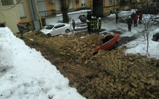 Жуткие кадры: в Киеве рухнула стена дома