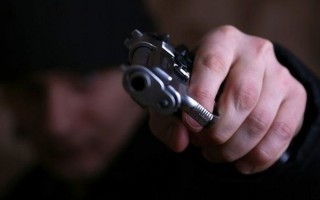 Двое «членов добровольческого батальона»  угрожали оружием полицейским (фото)