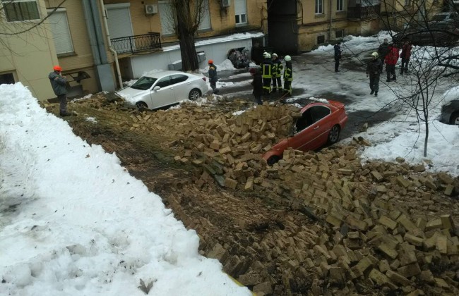 Жуткие кадры: в Киеве рухнула стена дома