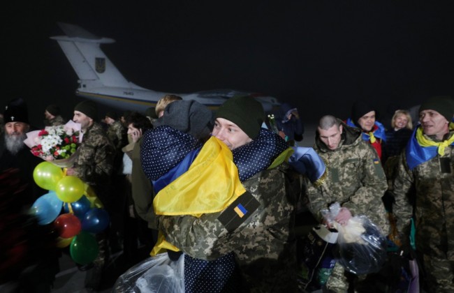 Освобожденные пленные добрались до Киева (фото, видео)