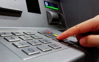 Киевляне сообщают о проблемах с наличными в банкоматах