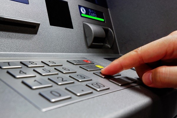 Киевляне сообщают о проблемах с наличными в банкоматах