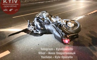 Спешил в аэропорт: на столичной набережной разбился байкер