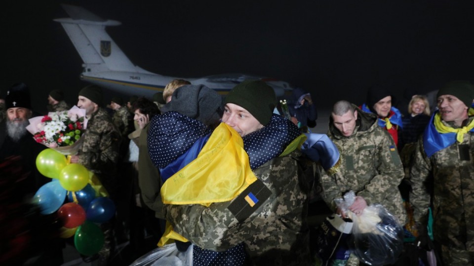 Освобожденные пленные добрались до Киева (фото, видео)
