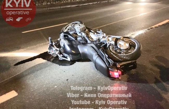 Спешил в аэропорт: на столичной набережной разбился байкер