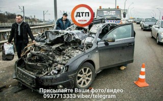 Страшное ДТП на Южном мосту: водитель заехал под фуру