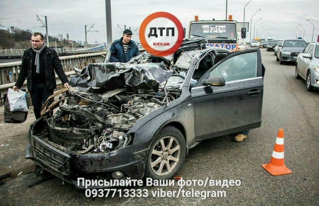 Страшное ДТП на Южном мосту: водитель заехал под фуру