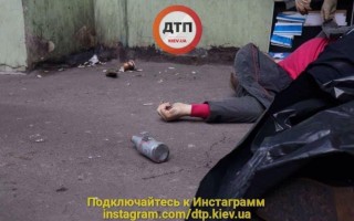 Жители столицы обнаружили во дворе мертвеца