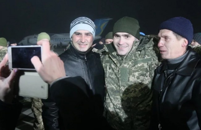 Похудел на 25 килограммов: украинцев поразил внешний вид освобожденного из плена киборга