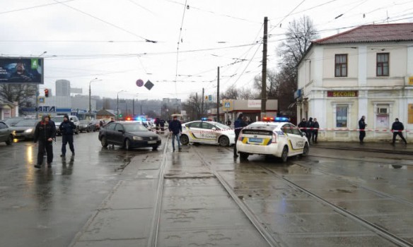 В Харькове мужчина со взрывчаткой захватил заложников в отделении «Укрпочты» (фото, видео)
