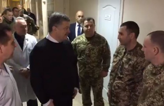 Порошенко посещает освобожденных военных в Киевском госпитале (онлайн-трансляция)