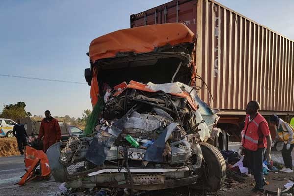 Страшное ДТП в Кении: автобус врезался в грузовик