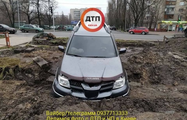 Зарылся в грязь: в Киеве произошло необычное ДТП