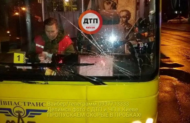 В Киеве автобус сбил женщину-пешехода