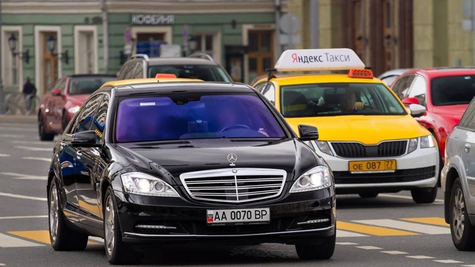 Mercedes известного депутата «застукали» в центре Москвы с заклеенным флагом