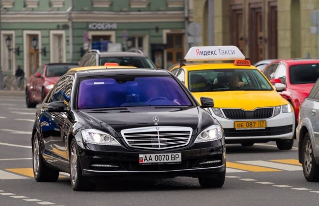 Mercedes известного депутата «застукали» в центре Москвы с заклеенным флагом