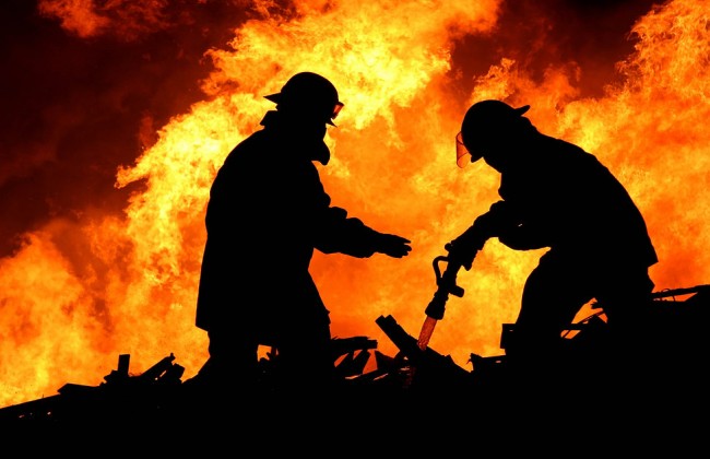 Масштабный пожар в Киеве: 15 детей спасли из горящего дома