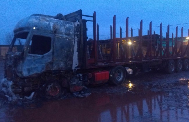 Пожар в Ровенской области: огонь уничтожил две фуры (фото)