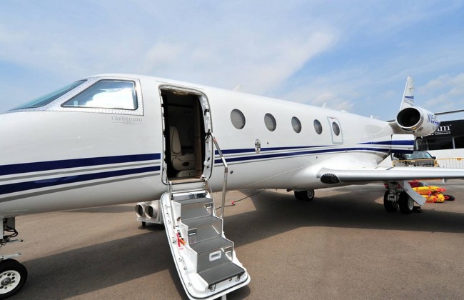 Скончался на месте: двери частного самолета убили пилота