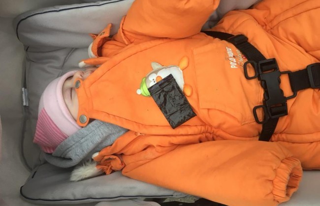 В столице жители прятали наркотические вещества у младенца в одежде