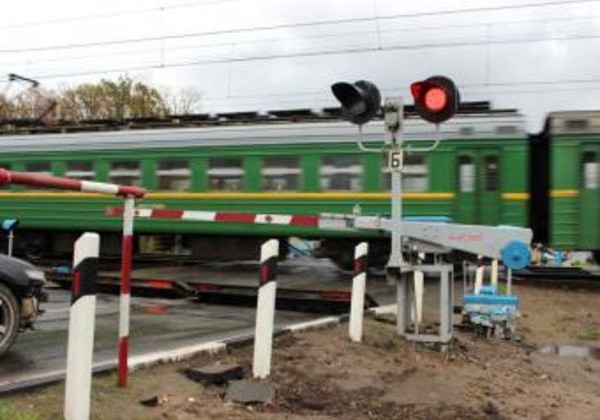 В шаге от смерти: поезд едва не протаранил элитный внедорожник