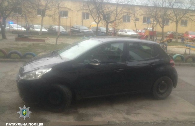 Во Львове нетрезвая женщина-водитель провезла патрульного на капоте