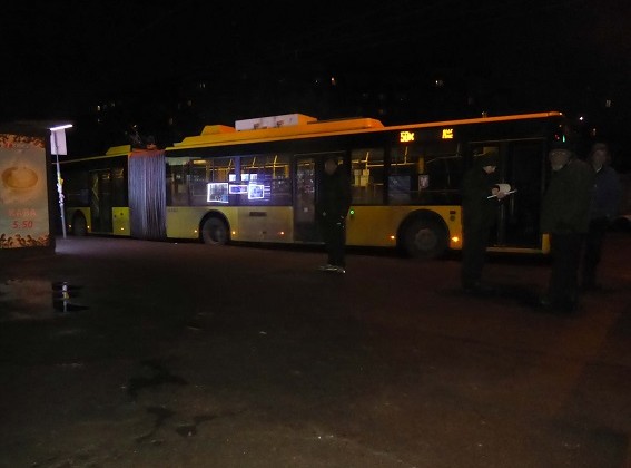 Киевлянина ударили ножом в шею на остановке (фото)