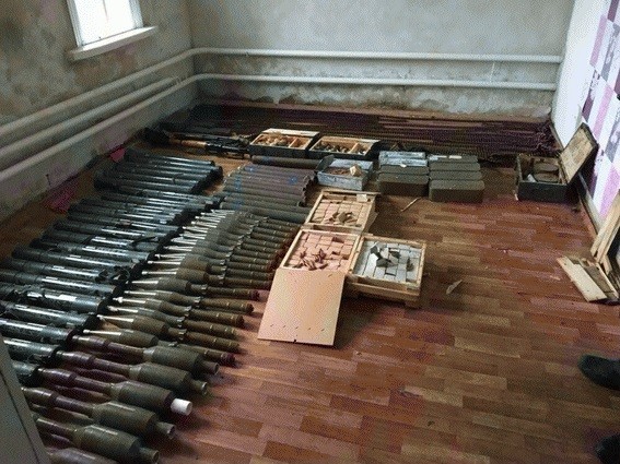 Под Луганском «женщина-рембо» хранила крупный арсенал оружия и боеприпасов (фото)