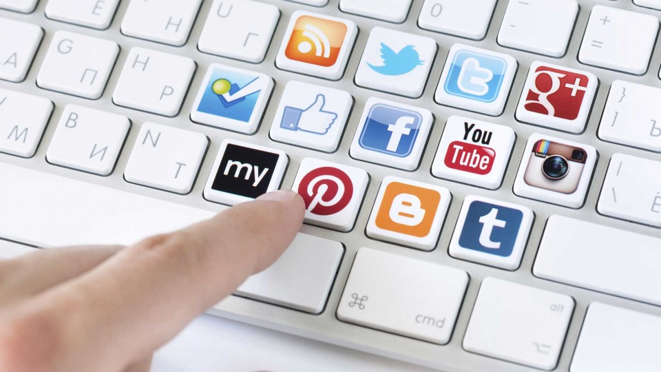 Еврокомиссия требует от соцсетей быстрее удалять нелегальный контент
