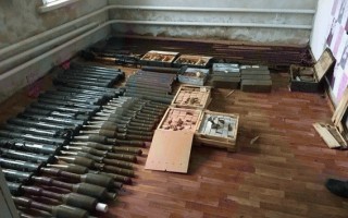 Под Луганском «женщина-рембо» хранила крупный арсенал оружия и боеприпасов (фото)