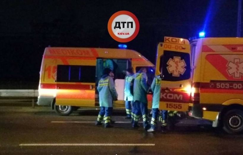Сирена не помогла: в Киеве машина скорой помощи влетела в легковушку (фото)