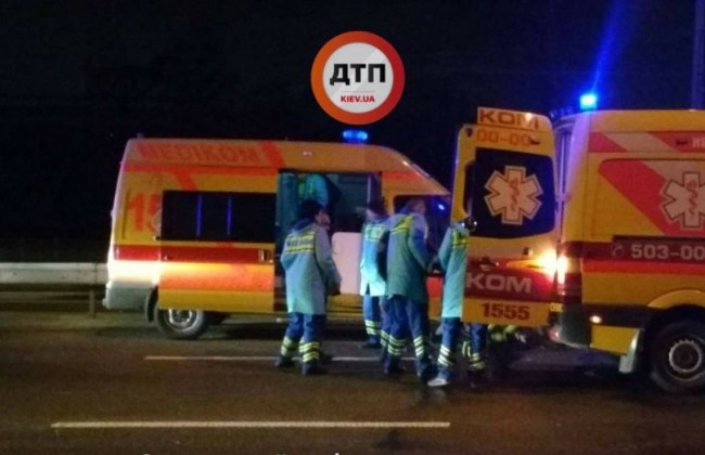 Сирена не помогла: в Киеве машина скорой помощи влетела в легковушку (фото)