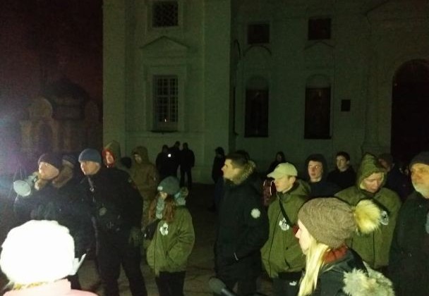 Пикет церкви «Правым сектором»: попы забаррикадировались, русская икона находится в храме