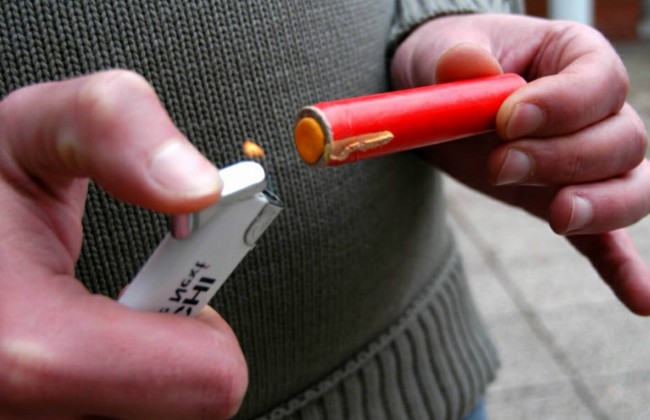 Дети забрасывают петарды в киевские офисы