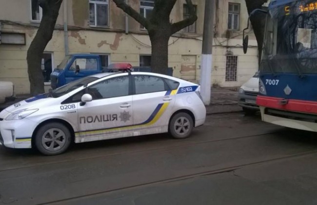 Сходил за продуктами: патрульный пистолетом угрожал посетителям магазина